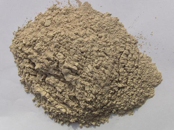 礬土性質(zhì) 礬土主要成分是氧化鋁，為煉鋁和耐火材料的主要原料。白色或灰白色，因含鐵而呈褐黃或淺紅色。密度3.45g/cm3，硬度1～3，不透明，質(zhì)脆。極難熔化，不溶于水，能溶于硫酸、氫氧化鈉溶液。 地區(qū)分布 中國(guó)鋁土礦資源比較豐富，在全國(guó)18個(gè)省、自治區(qū)、直轄市已查明鋁土礦產(chǎn)地205處，其中大型產(chǎn)地72處（不包括臺(tái)灣），主要分布在山西、山東、河北、河南、貴州、四川、廣西、遼寧、湖南等地。 投資前景 1.可用于煉鋁工業(yè)。用于國(guó)防、航空、汽車、電器、化工、日常生活用品等。 2.可用于精密鑄造。礬土熟料加工成細(xì)粉做成鑄模后精鑄。用于軍工、航天、通訊、儀表、機(jī)械及醫(yī)療器械部門。 3.可用于耐火制品。高鋁礬土熟料耐火度高達(dá)1780℃，化學(xué)穩(wěn)定性強(qiáng)、物理性能良好。 4.硅酸鋁耐火纖維。用于鋼鐵、有色冶金、電子、石油、化工、宇航、原子能、國(guó)防等多種工業(yè)，消防人員可用耐火纖維布做成衣服。 5.制造礬土水泥、研磨材料、陶瓷工業(yè)以及化學(xué)工業(yè)可制鋁的各種化合物。 鋁礬土磨粉制備 鋁礬土粉是選用煅燒過(guò)的熟鋁礬土礦石用雷蒙磨加工制成的細(xì)粉，粒度通常為100目-325目，在耐火材料行業(yè)得到了廣泛的應(yīng)用。通常加工的流程為先經(jīng)顎式破碎機(jī)進(jìn)行破碎，然后篩分進(jìn)入鋁礬土雷蒙磨或鋁礬土超細(xì)磨粉機(jī)中，進(jìn)行鋁礬土粉制備，使其應(yīng)用更加廣泛。